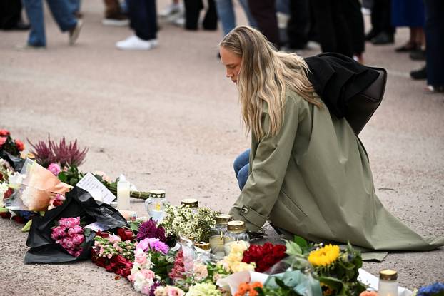 Mourners gather outside the Royal Palace, following the death of Norway's King Harald, in Oslo