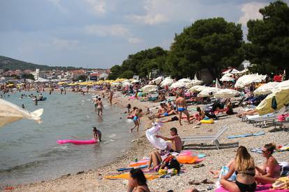 Plaže u Vodicama pune su kupača koji uživaju u sunčanom i toplom danu