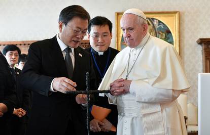 Južnokorejski predsjednik Papi darovao križ od bodljikave žice