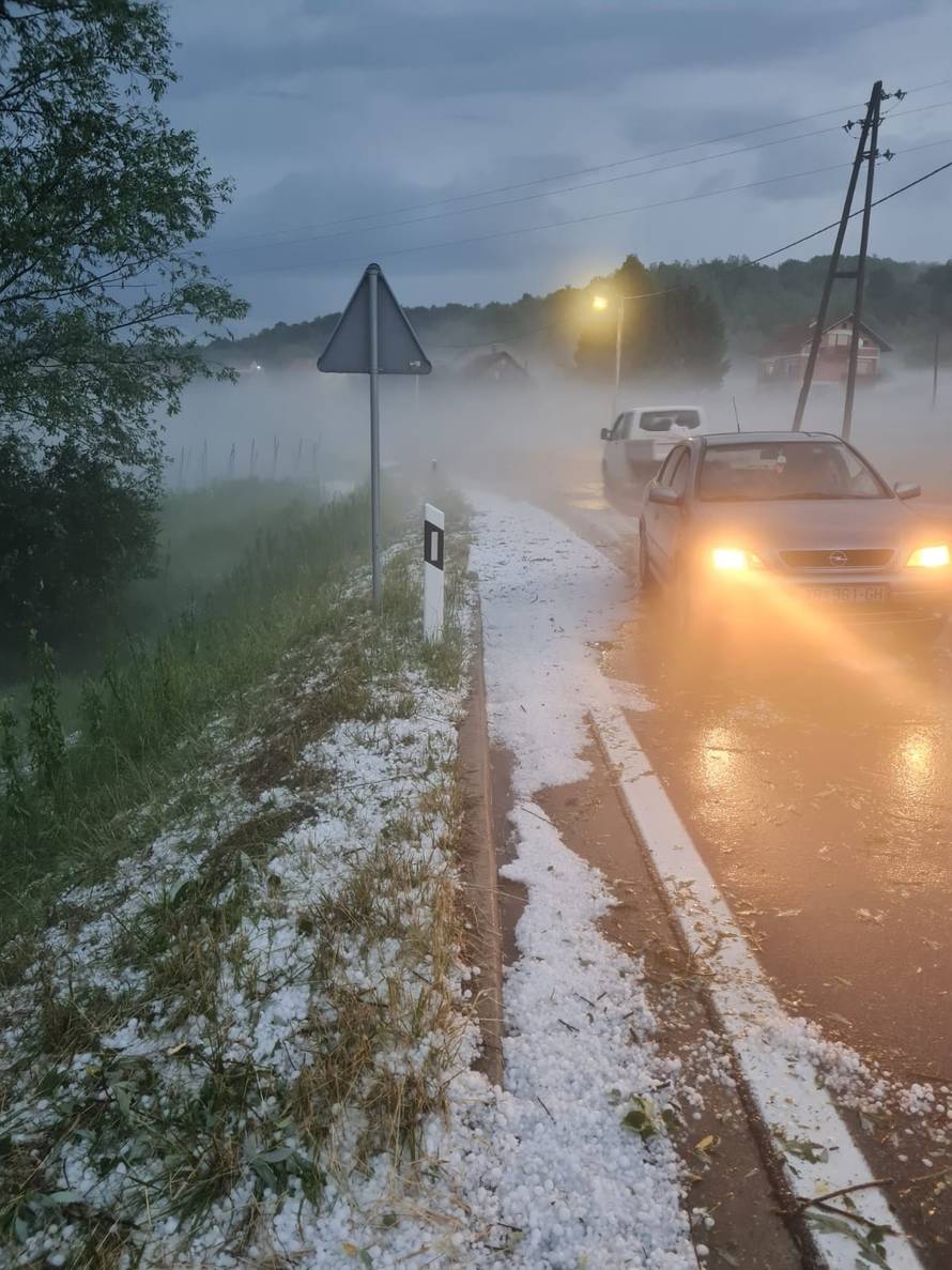 VIDEO Pogledajte kako je tuča izazvala kaos u Zagorju: Ceste pune leda, automobili zapeli