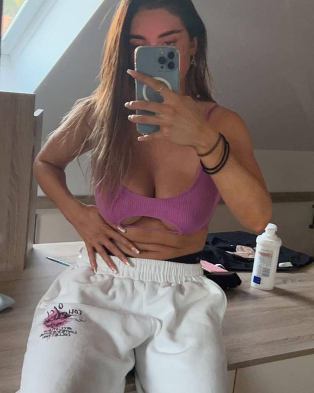 FOTO Bujna kći legende Uniteda provocira oskudnim izdanjima