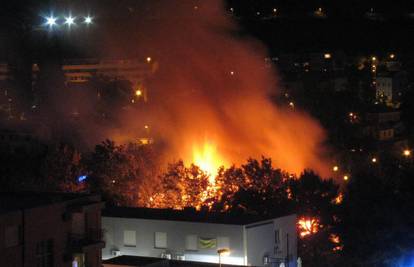 Solin: Zapušteno skladište gasila čak 32 vatrogasca