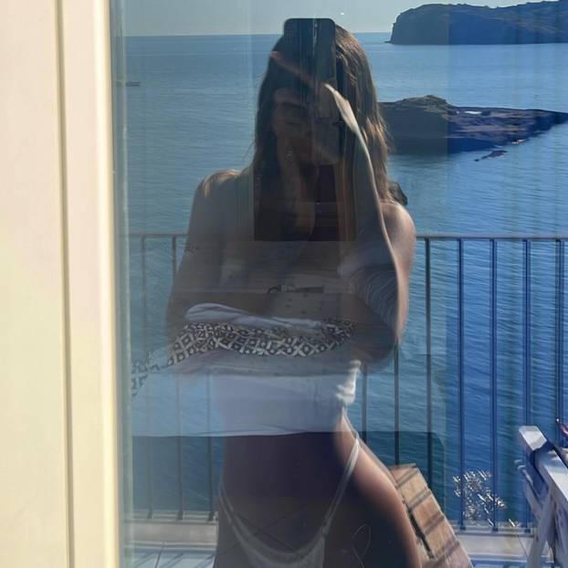 FOTO Njezin bivši je stup obrane u Arsenalu, a za njom slini cijela Italija! Ona je savršeni model