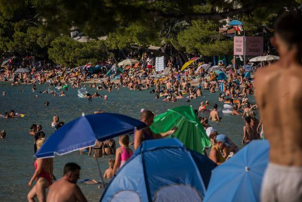 Makarska:  Gužva na glavnoj plaži u Makarskoj