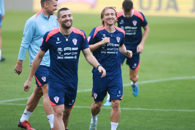 Osijek: Trening nogometne reprezentacije na glavnom travnjaku stadiona Opus Arena