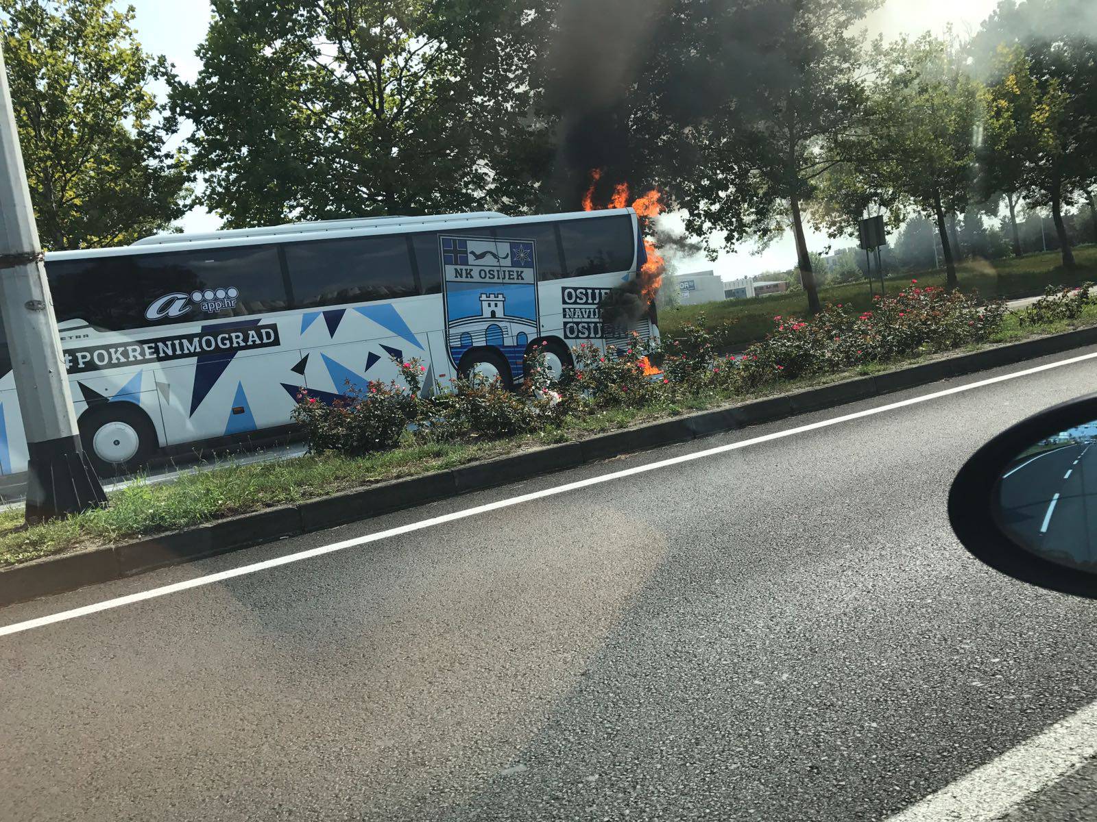 Buktinja na Slavonskoj Aveniji: Zapalio se autobus NK Osijek