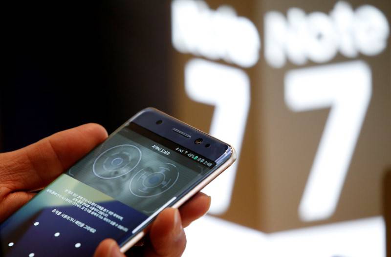 A customer tries out a Samsung Electronics' Galaxy Note 7 at the company's headquarters in Seoul