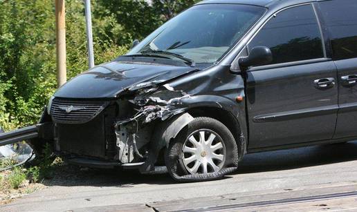 Lokomotiva naletjela na auto, vozač neozlijeđen