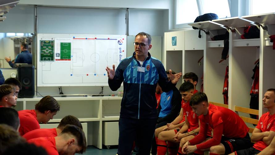 Bili smo s igračima Kurilovca na utakmici s Dinamom: Donosimo govor trenera i detalje iza scene