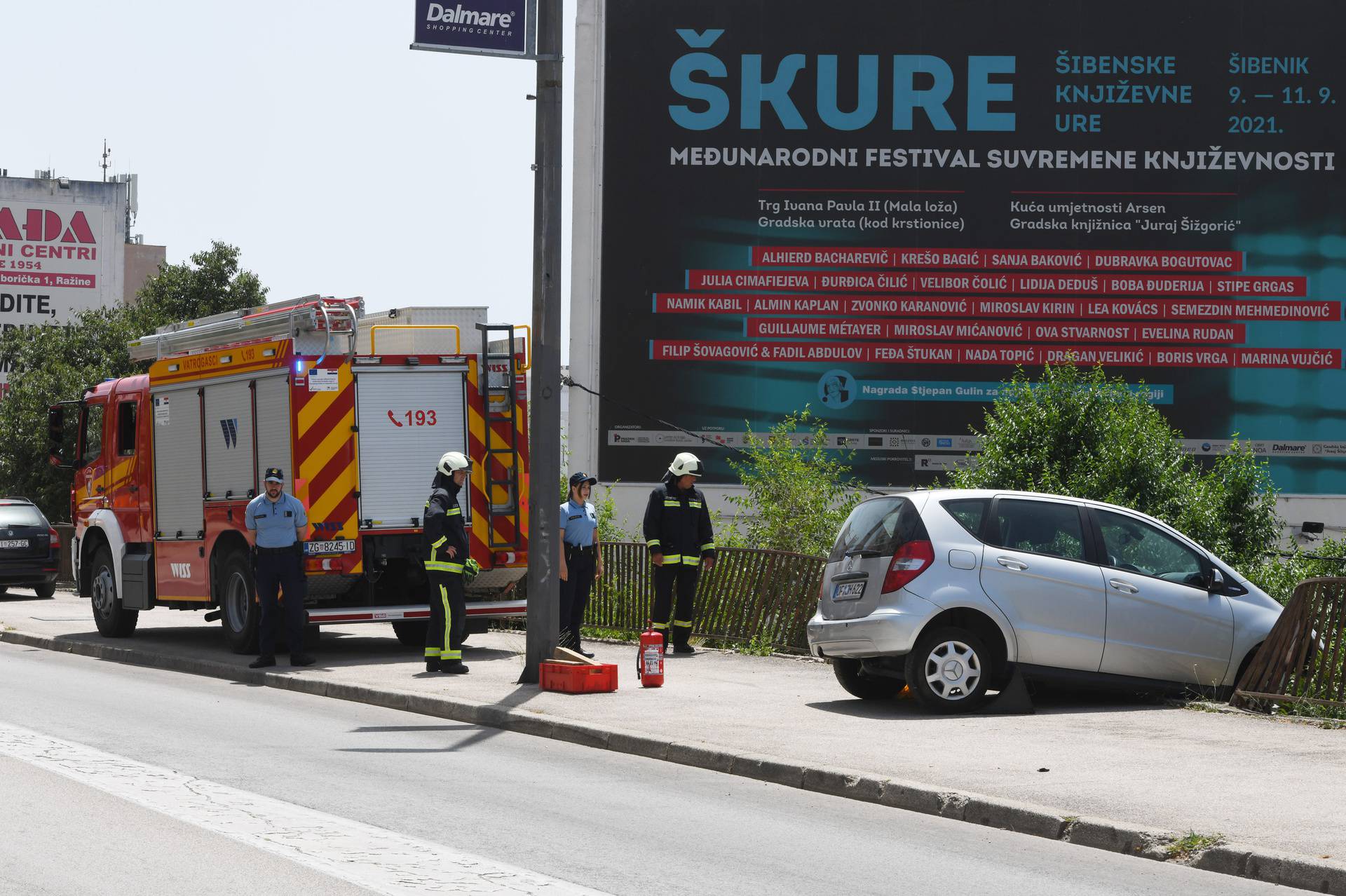 U Šibeniku automobilom probio ogradu i visi iznad provalije