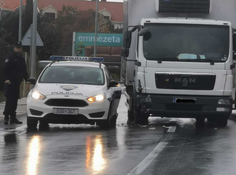 Kod Cavtata: Sudarili se policijski auto i teretno vozilo