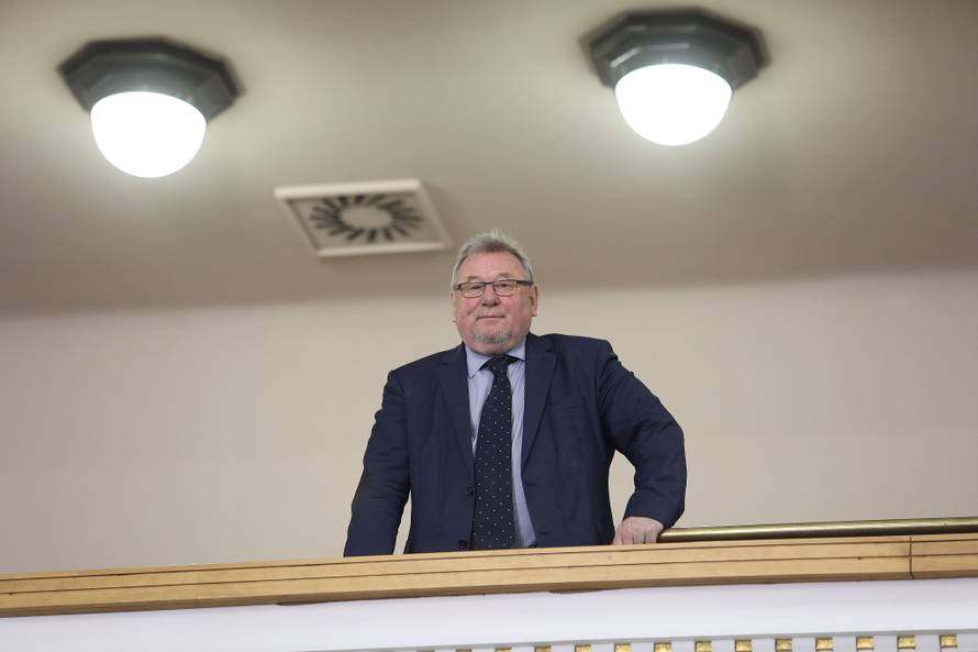 Šeks se guši od smijeha dok se zastupnici sramotno vrijeđaju