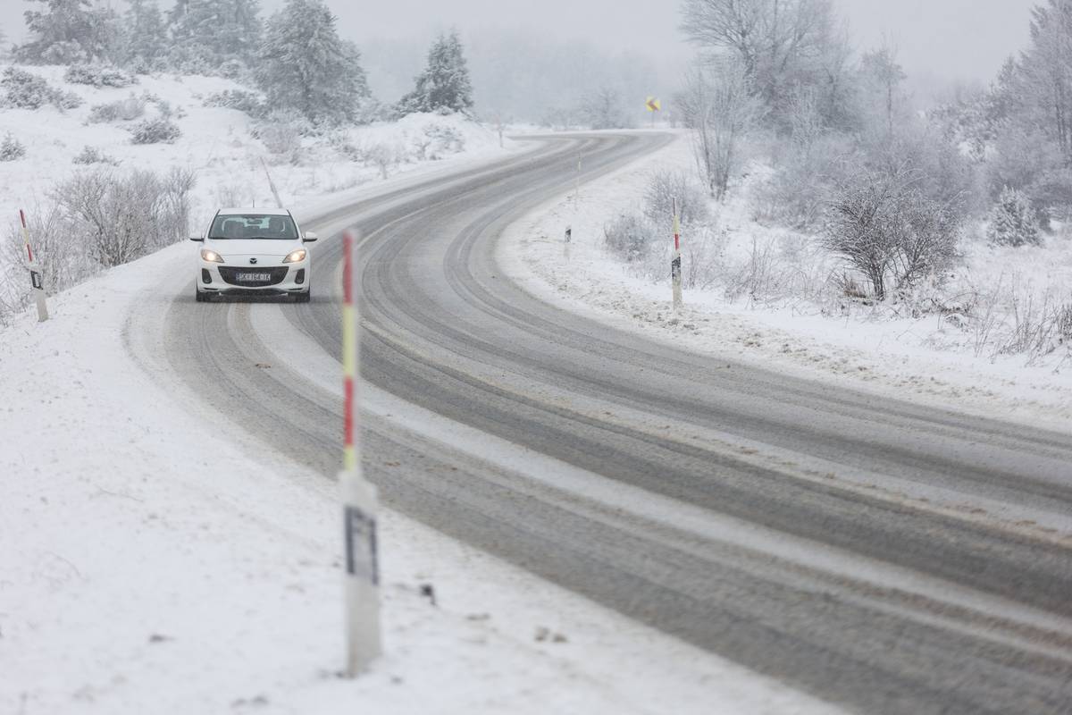 U Lici još pada snijeg, preko Sv. Roka mogu samo automobili