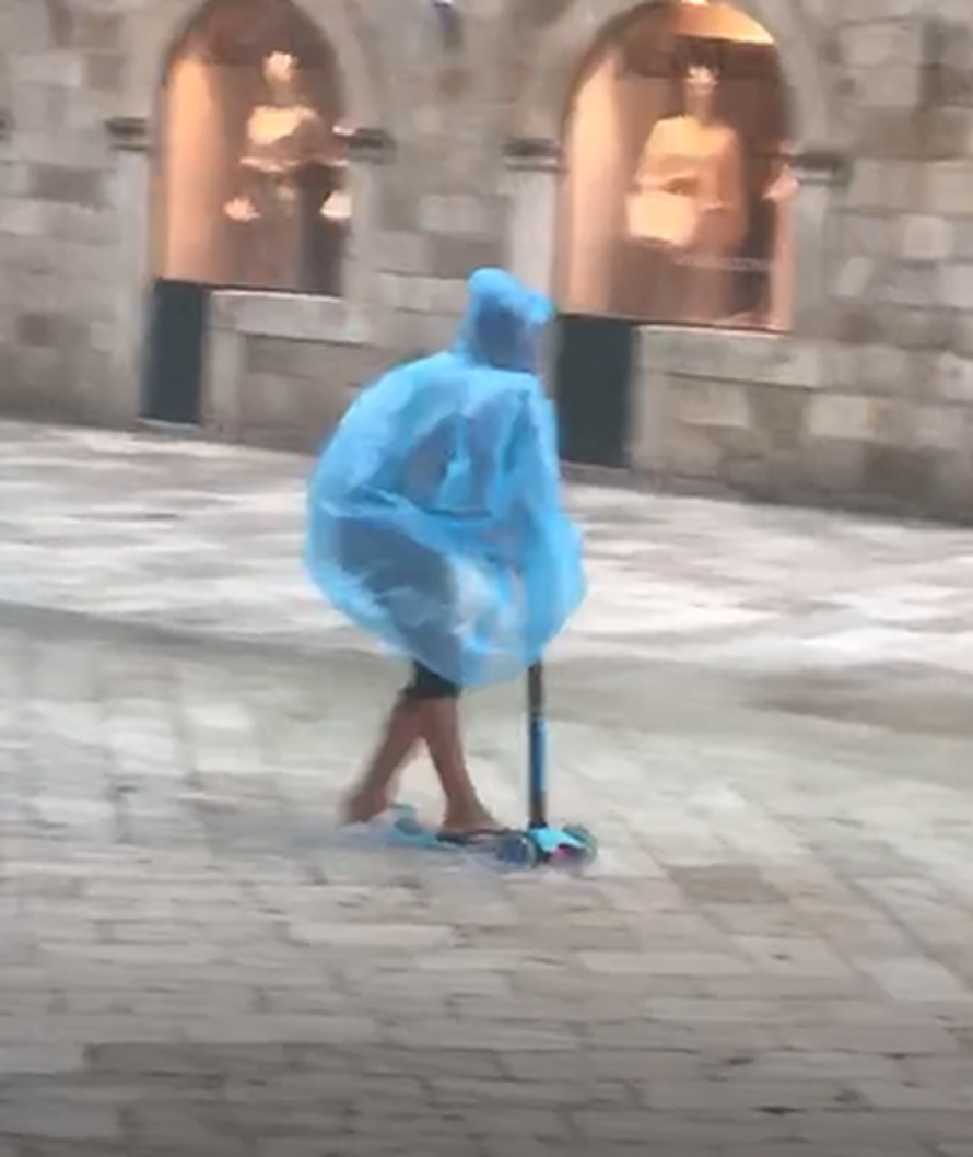 Stavio peraje pa plivao ulicom, romobilom jurila kroz poplavu