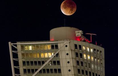Fenomen na nebu: Ovo su top fotke pomrčine 'Supermjeseca'
