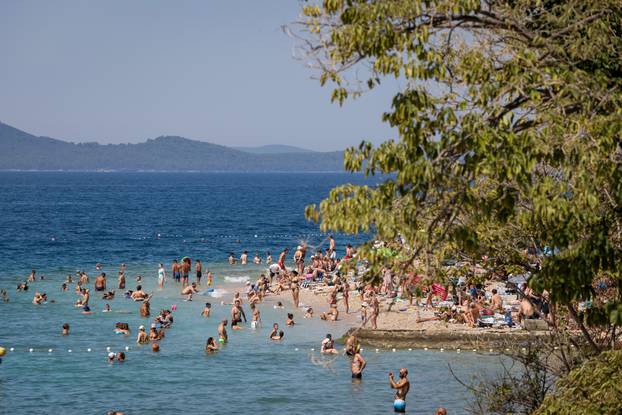 Zadar: Velik brok kupača na zadarskim plažama