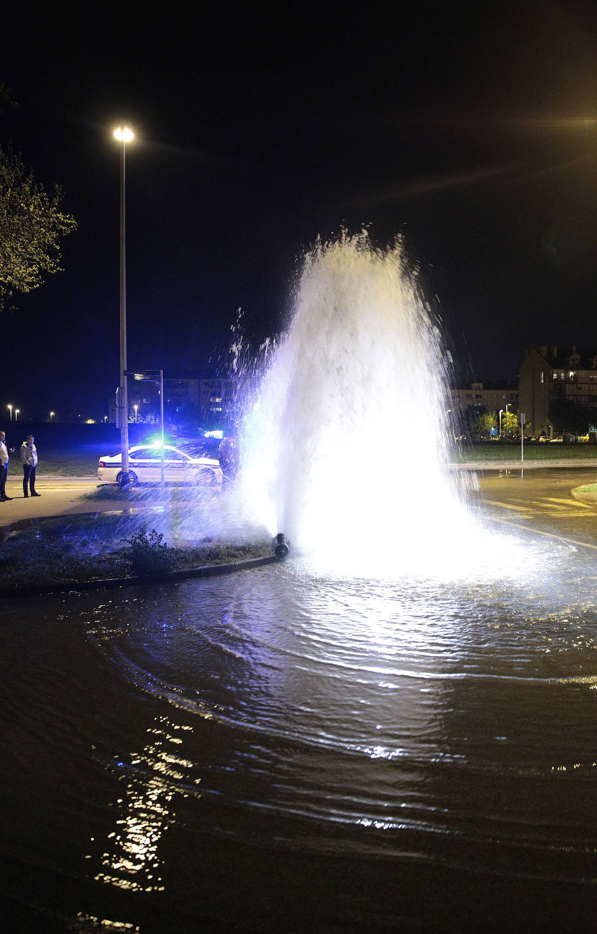 Auti 'plivali' po Poljanicama: Zabio se u hidrant i pobjegao