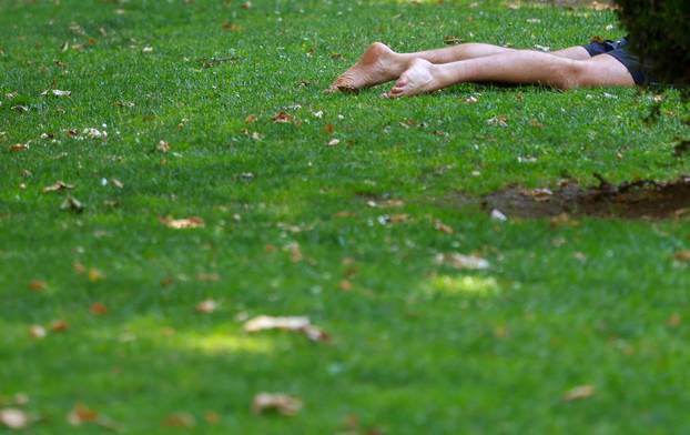 Zagreb: Centar grada tijekom blagdana, građani uživaju u hladu Zrinjevca