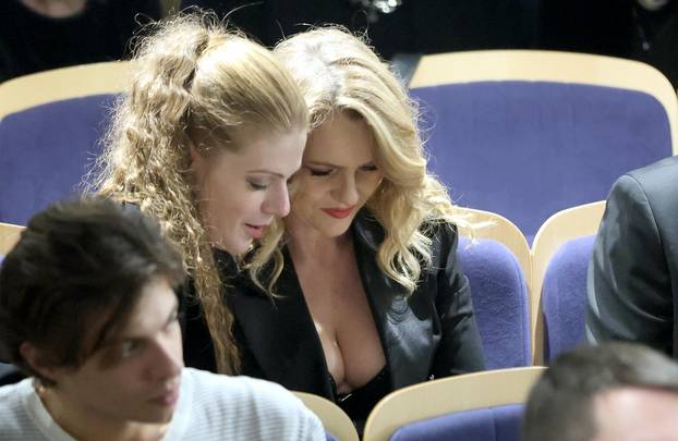 Zagreb: Izazovni dekolte Danijele Pintari? na premijeri predstave