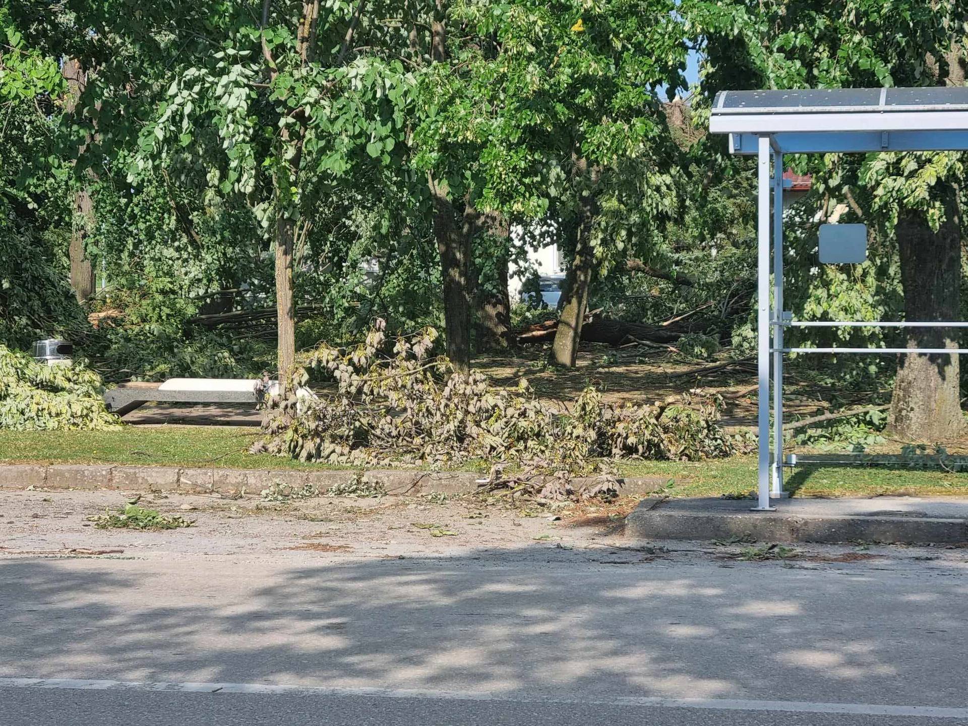 FOTO: Cerna je razorena u oluji, stradala nam je škola, a već četiri dana nemamo ni struje!