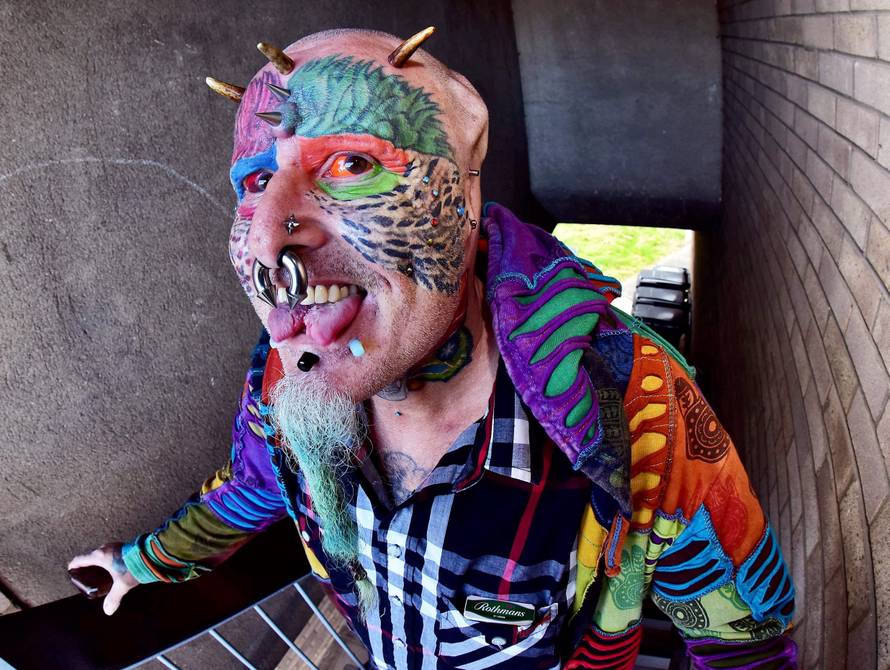 Želi izgledati kao papiga: 110 tetovaža, a uši si je odstranio