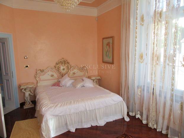 Ovako nešto nikad niste vidjeli! Prodaje se stan u Opatiji: Zlato, mramor, kipovi koji nose TV...