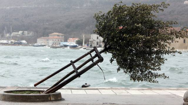 Rijeka: Zbog jake olujne bure zatvorena dionica Jadranske magistrale