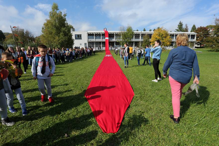 Danas je Dan kravate: Učenici u Bregani objesili kravatu na školu, dugačka je 100 metara