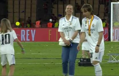 VIDEO Modrić s obitelji zaigrao nogomet i slavio trofej. Zagrlio je kćer pa ju raznježio riječima