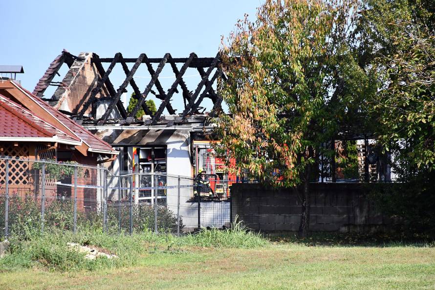FOTO Ugasili požar kod Požege: Izgorjeli skupocjeni auti, veću tragediju spriječili su vatrogasci