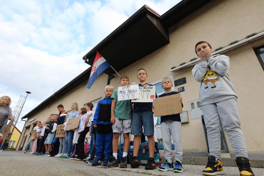 Zagreb: Prosvjed roditelja i djece Donjeg Dragonošca koja nastavu pohađaju u vatrogasnom domu