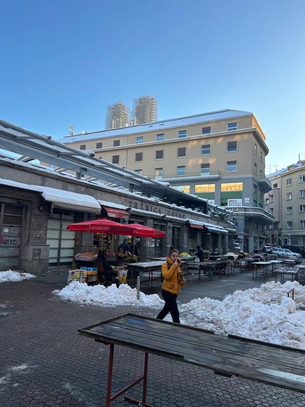FOTO Hladno jutro u metropoli: Zubato sunce na -14 °C, radnici čiste snijeg, tek par prodavača..