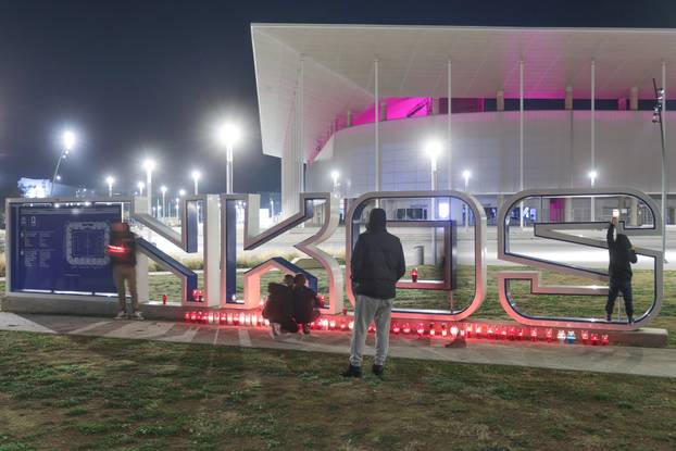 Osijek: Građani dolaze zapaliti svijeće ispred Opus Arene 