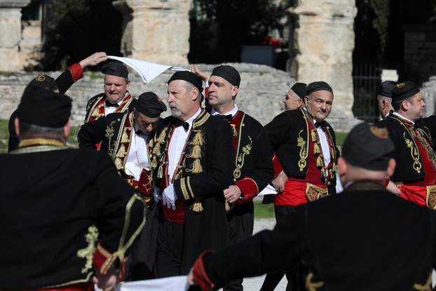 Pula: Mimohod Bokeljske mornarice u Puli