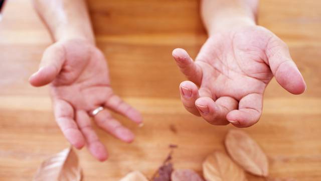 Mali test otkriva starenje kože po rukama, noktima i mrljama