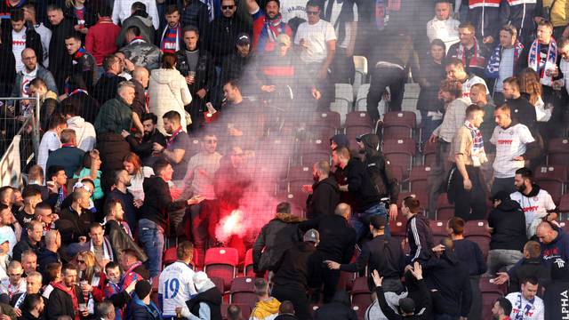 Ženeva: Bakljada na utakmici finala Lige prvaka mladih između AZ Alkmaara i Hajduka