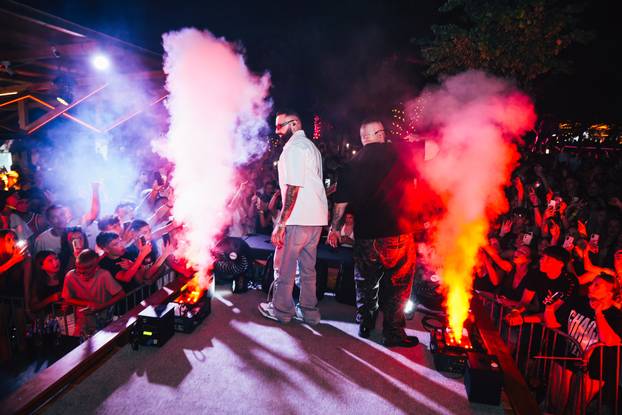 FOTO Klub u Vodicama bio je krcat zbog ovog dvojca, stvorile se gužve za ulaz satima prije...