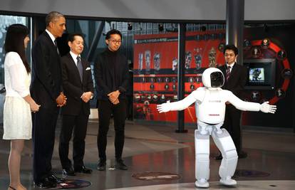 Obama i Hondin 'zastrašujući' robot Asimo zaigrali nogomet