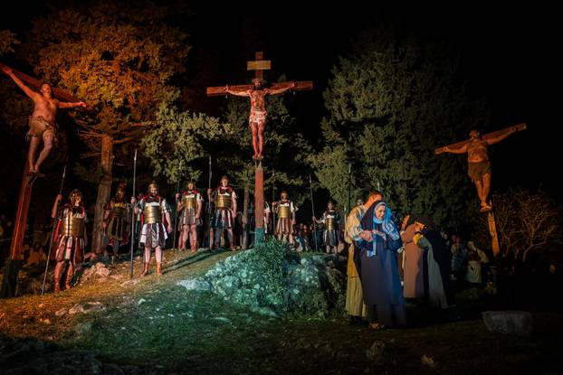 U Imotskom na Cvjetnicu uprizorena „Imotska Muka“, scenski prikaz Muke Gospodina našega Isusa Krista 