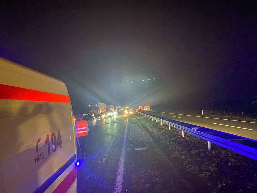 Teška nesreća na A3: Prevrnuo se kamion za prijevoz vozila, automobili poispadali po cesti