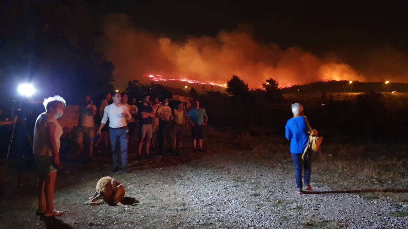 Besana noć pred vatrogascima: Počeli su evakuirati stanovnike