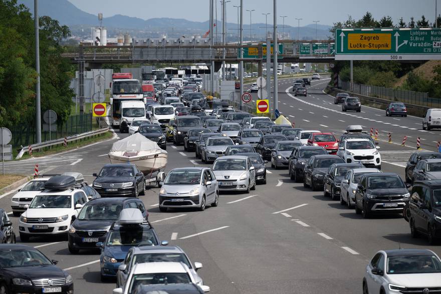 Velike prometne gužve na naplatnoj postaji Lučko u oba smjera