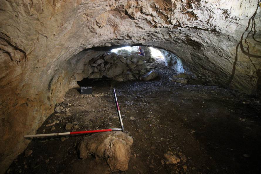 U špilji na Pelješcu pronađena terakotna glava grčke kazališne maske, pogledajte kako izgleda