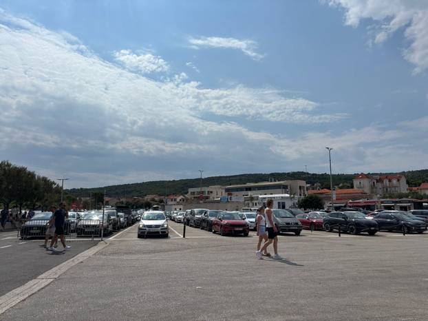 FOTO Ogromna gužva u luci na Braču: 'Pa čekamo satima...'