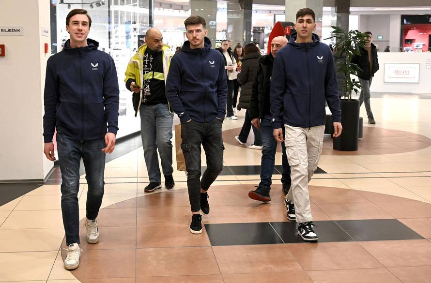 Zagreb: Nogometaši Dinama družili se s navijačima u Fan shopu u Areni