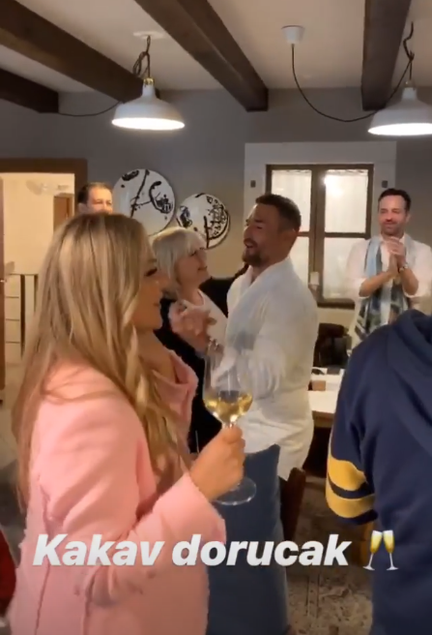 Nenad je u ogrtaču i papučama 'zgrabio' punicu pa su zaplesali