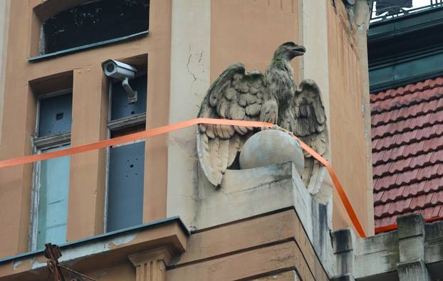 Zagreb: Kipovi na Domu Trgovačko-obrtničke komore zavezani s gurtnama radi sigurnosti