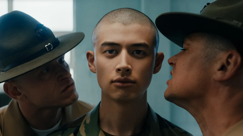 Pogledali smo Netflixovu seriju 'Boots': Zabavna je, gleda se u dahu, iako je klišeizirana...