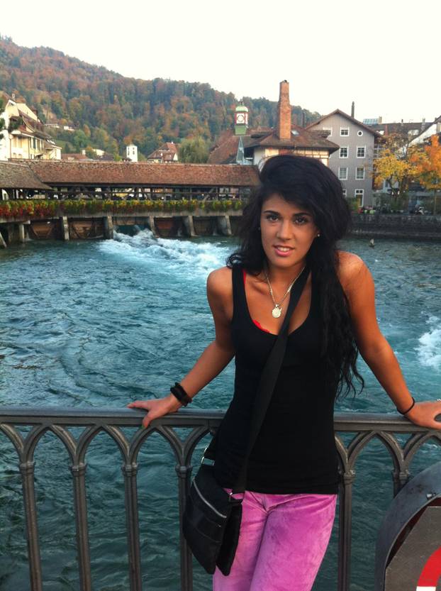 FOTO Djevojka iz Srbije i dalje je hit! Podržava Vučića i 'bježi' od škole. Ovako je izgledala prije