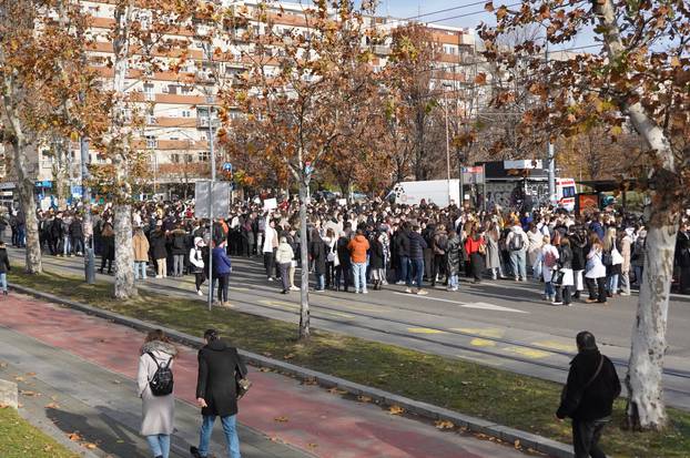 Beograd: Studenti medicine blokirali promet prosvjedujući nakon tragedije na željezničkom kolodvoru